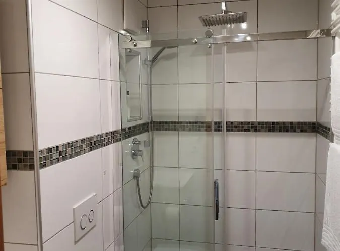 Exklusive Moderne 2 Zi. In Ruhiger Lage *