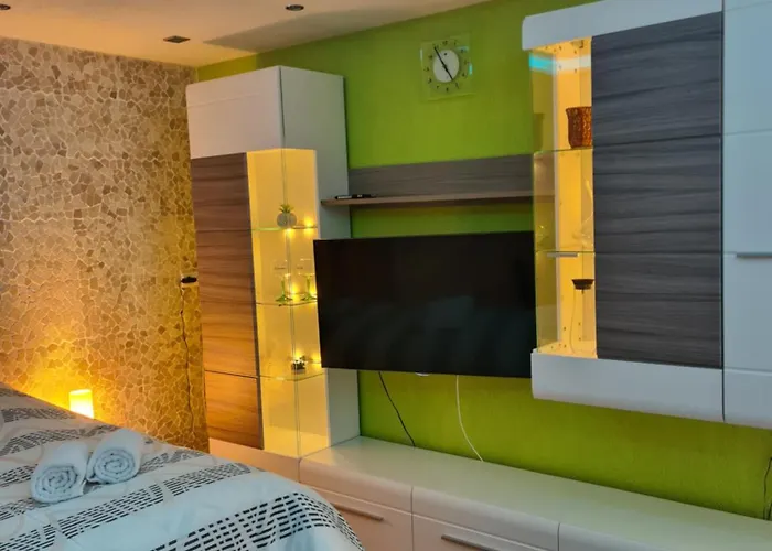 Exklusive Moderne 2 Zi. In Ruhiger Lage *